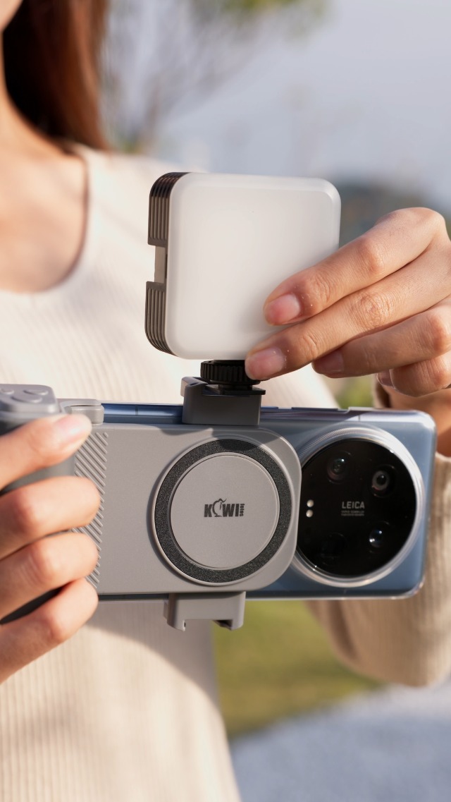 Amazon.com: KIWIFOTOS Travel Phone Camera Grip Smartphones Camera